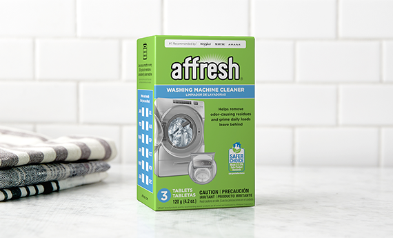 affresh®洗衣机清洁剂与毛巾在柜台上的图像。