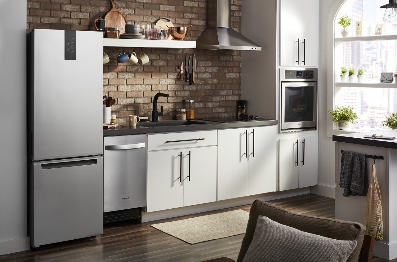 开放式厨房形象包括银色冰箱、洗碗机和壁式烤箱