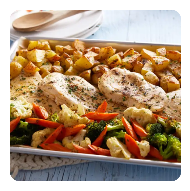 鸡胸肉，蔬菜拼盘和土豆放在平底锅上