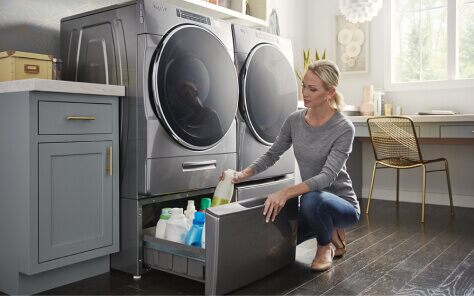一个女人把清洁用品放在洗衣架上