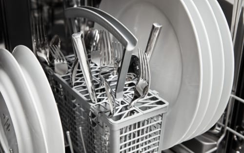 惠而浦®洗碗机的内部特写。