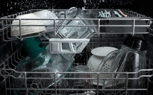 是什么导致洗碗机里的玻璃杯浑浊(以及如何清洗)