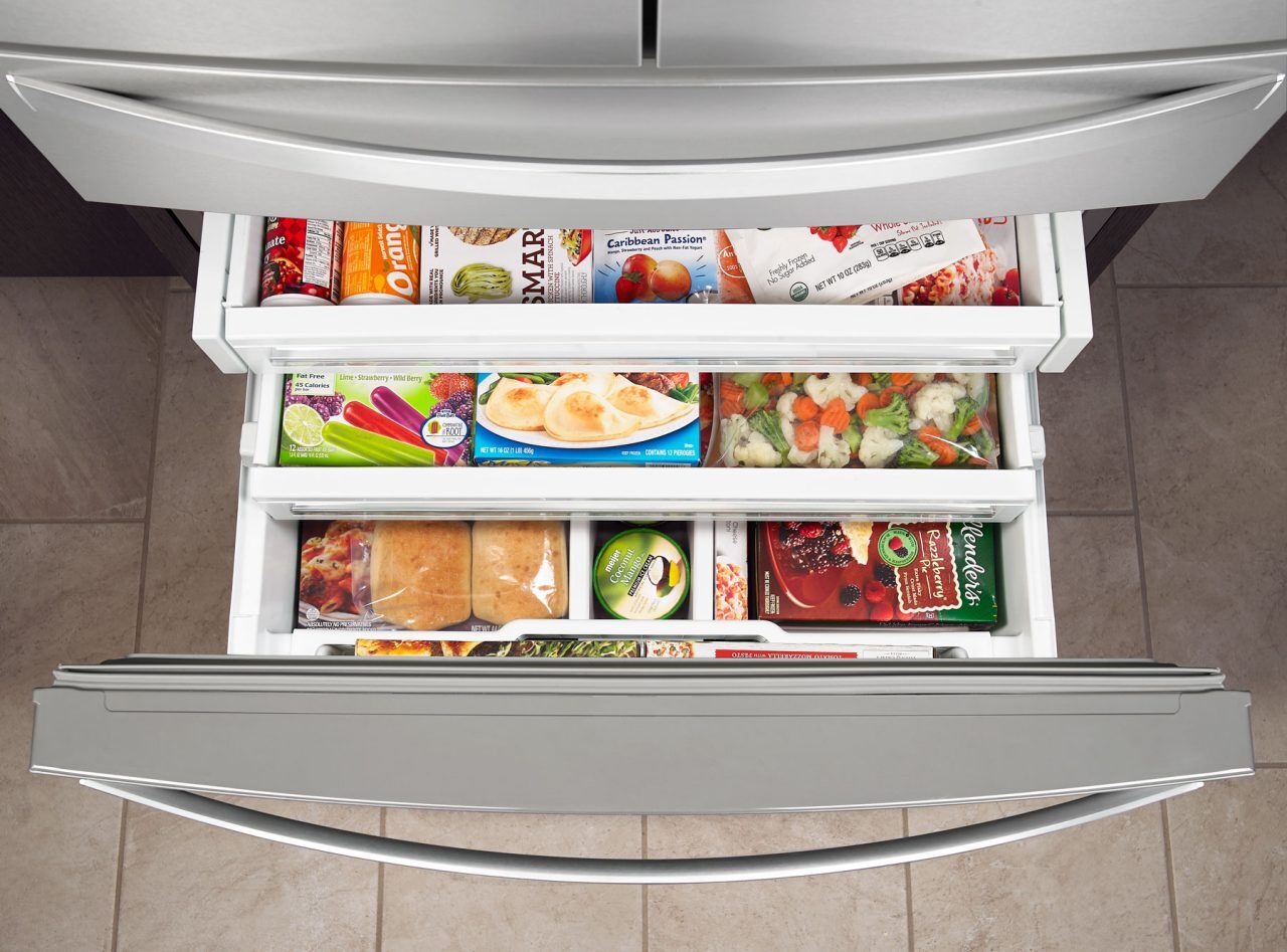 一个底部敞开的冰箱抽屉，里面装满了食物。