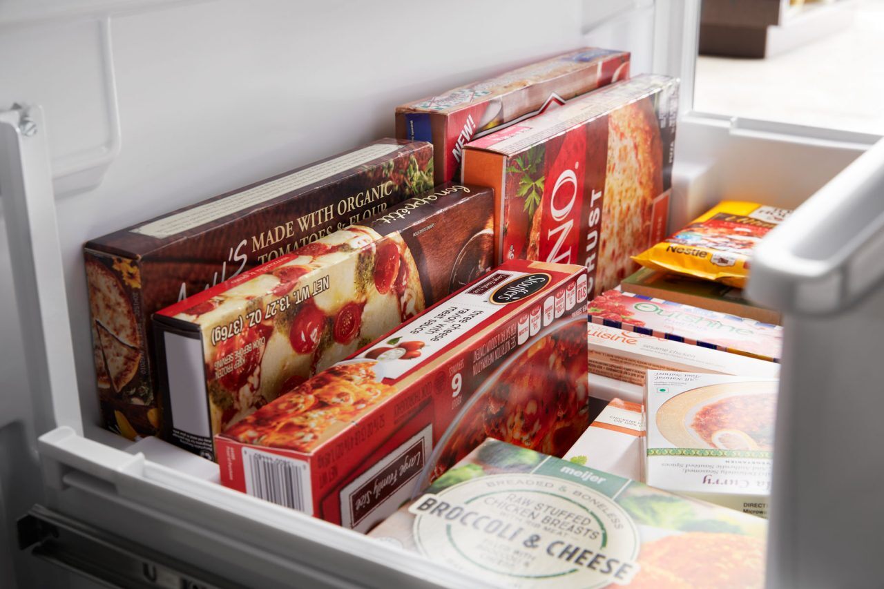 一个近距离的食物储存在底部冷冻室。