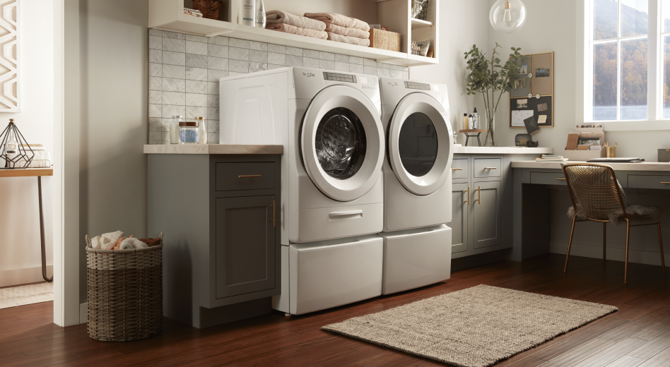白色惠而浦®洗衣机干衣机洗衣集站在旁边的洗衣房