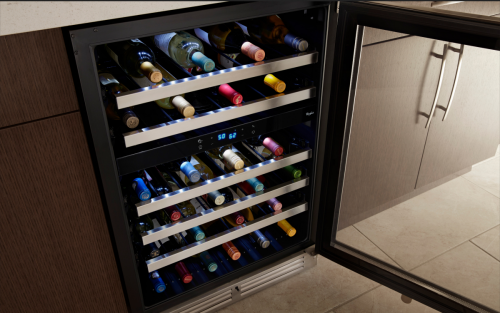 储存在葡萄酒冰箱各个层次的酒瓶