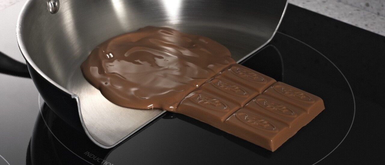 巧克力在平底锅里融化，在电磁炉面上凝固