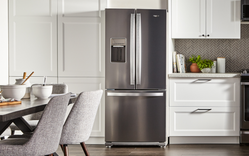 现代厨房，白色橱柜和惠而浦®不锈钢法式门冰箱和惠而浦®系列