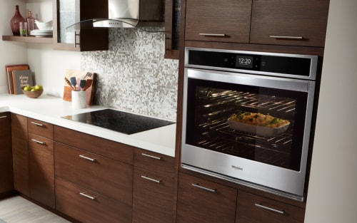 惠而浦®烤箱设置为木镶板与砂锅烘焙内部