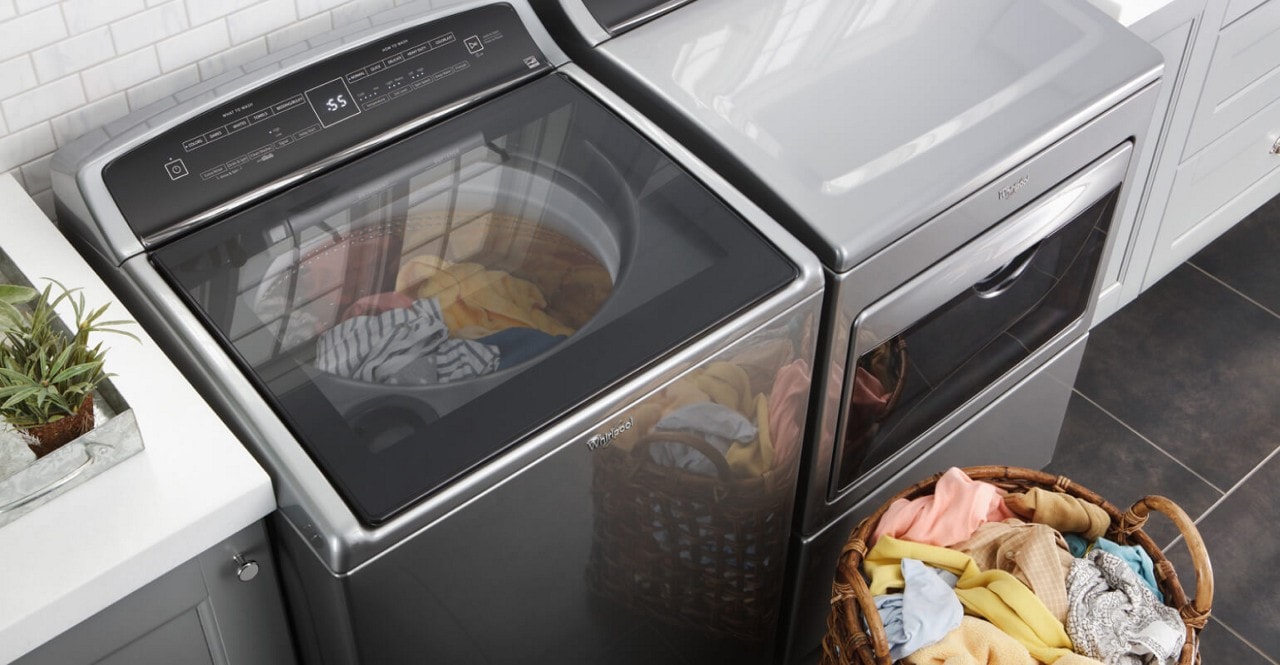 惠而浦®洗衣机和烘干机并排放置。