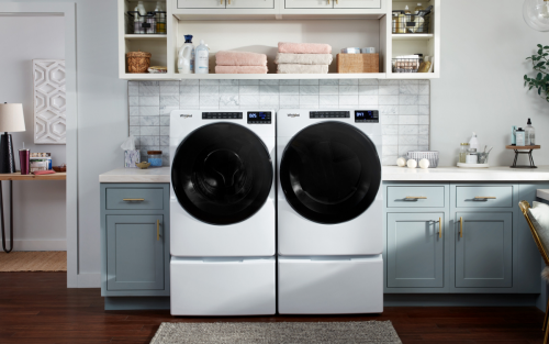 白色惠而浦®前装洗衣机和烘干机