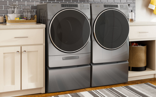 惠而浦®洗衣机和烘干机在洗衣房