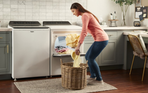 白色惠而浦®并排洗衣机和烘干机集。