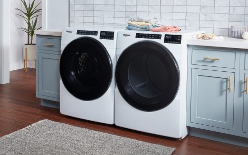 白色前置式洗衣机和烘干机在洗衣房
