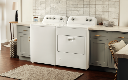 白色惠而浦®洗衣机和烘干机对在洗衣房