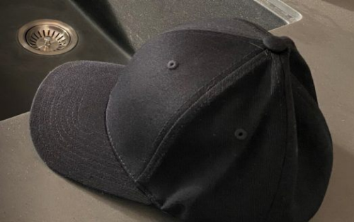 工作台上的一顶黑布棒球帽