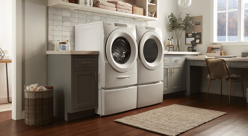 白色漩涡®并排放置洗衣机和干衣机。