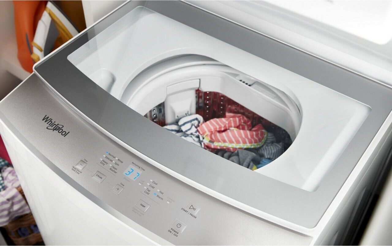 一个堆叠的洗衣中心洗衣机打开与衣服在里面