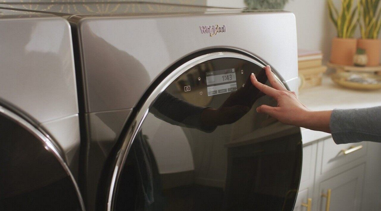 在前轮洗衣机上按循环按钮的手
