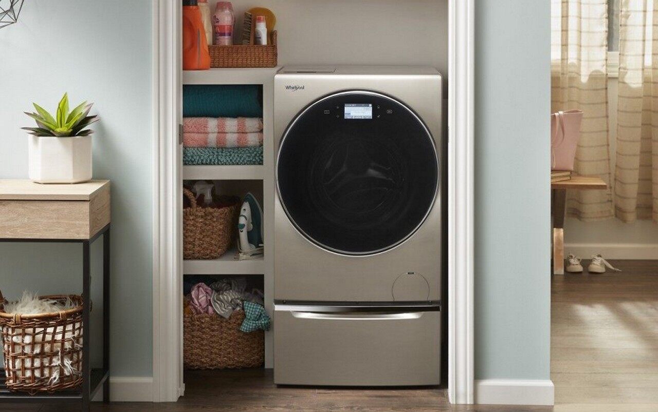 在现代住宅的壁橱里，有一台洗衣机和烘干机一体机