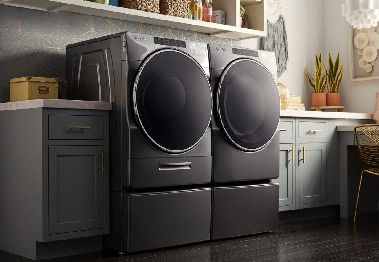 现代洗衣房中的前置洗衣机和烘干机
