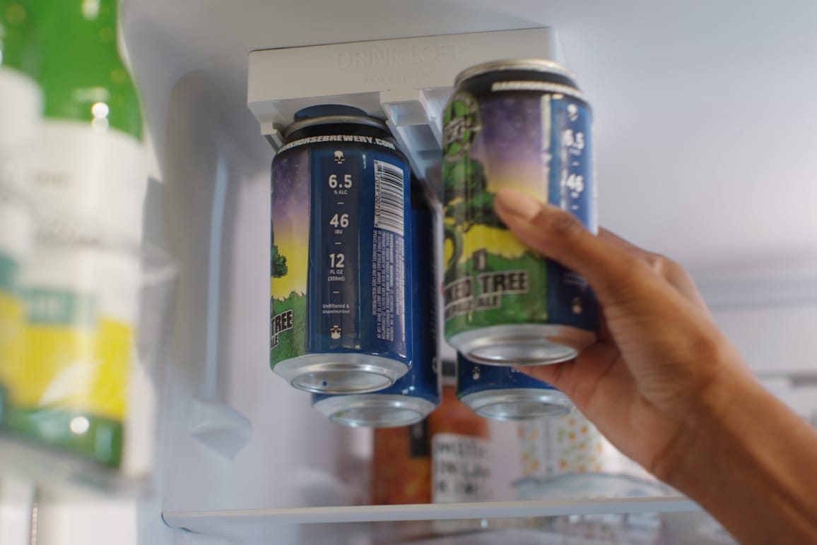 惠而浦®小空间冰箱与饮料阁楼™存储。